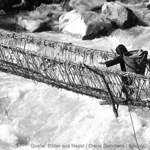 Hängebrücke aus Bambusfasern und Holz. Quelle: Bilder aus Nepal